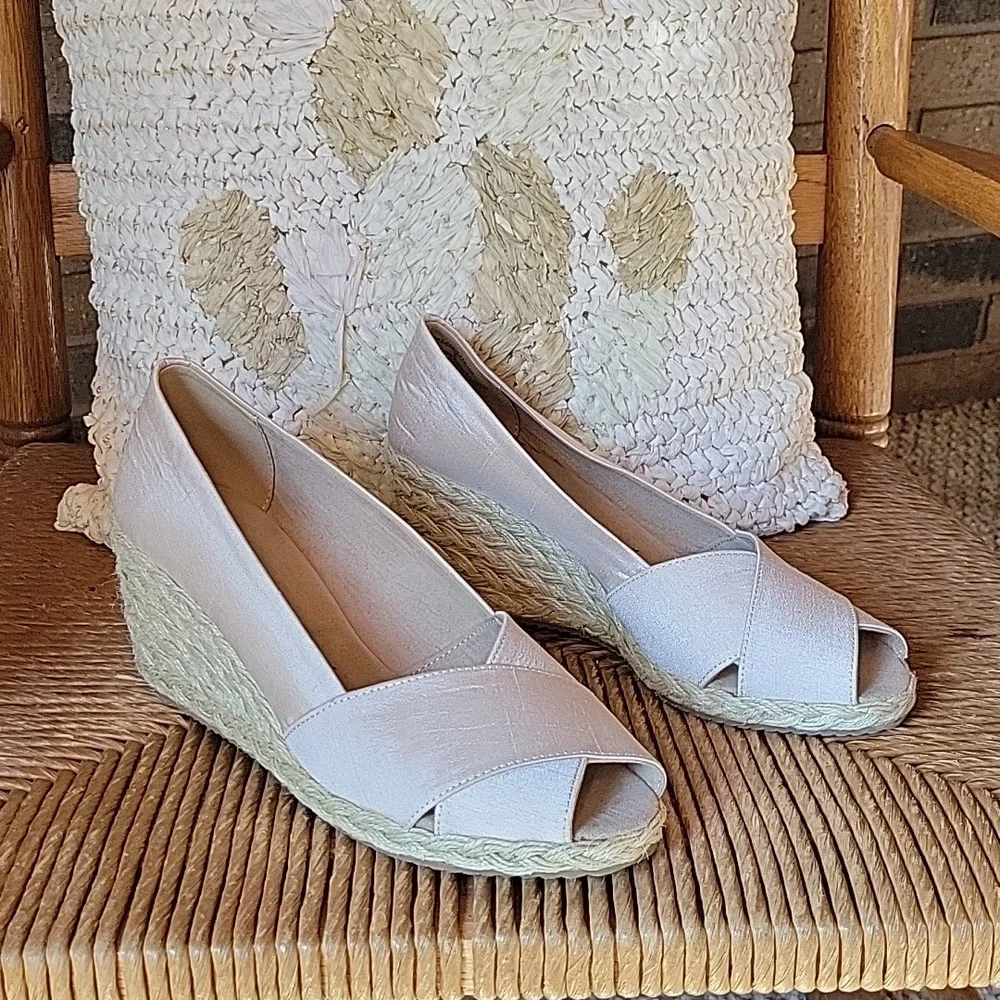 NWOT, Anne Klein Ezzie espadrille open toe sandals, size 9